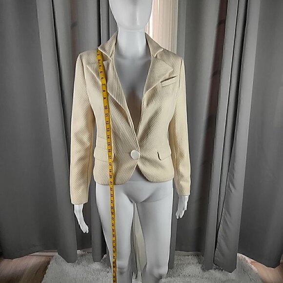 BCBGMaxAzria 100% Wool Cream One Button Blazer With Faux Pockets. Size 2 - Picture 5 of 12